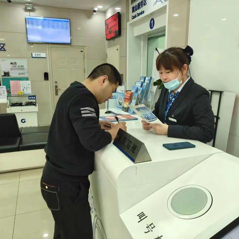 德清武康支行开展整治拒收人民币，发放零钱包活动