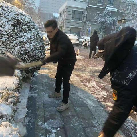 泉城路街道应对极寒天气降雪，打响“门前五包”清雪除障行动