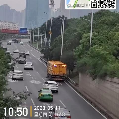 直属二大队四中队全面清理交通标线，全力保障道路交通安全