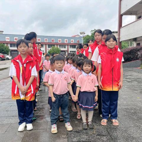 小学初体验 衔接零距离——火厂坪镇第一完全小学幼儿园大班组参观小学活动