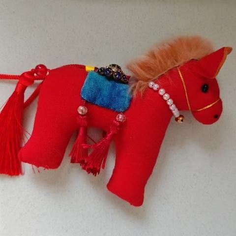 布语织新驹，旧物焕风华