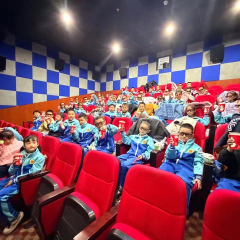 “童心看世界，动画伴成长”观影活动——一年级五班校外家委会活动