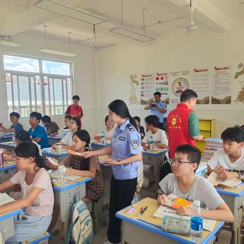 南城县龙湖学校开展法治宣传讲座活动