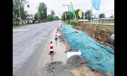 雨后，养护人及时清理水毁保障道路畅通