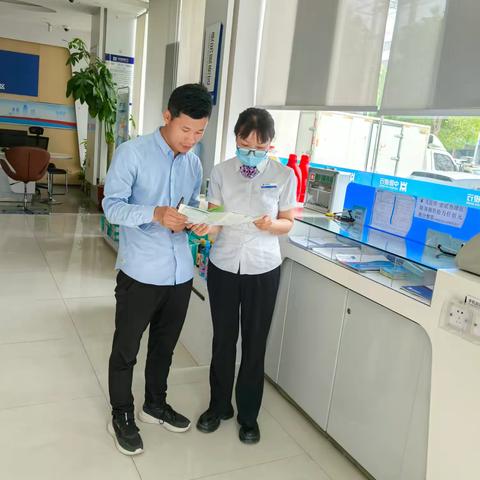 中原银行驻马店铁东支行开展“5·15经侦宣传：守护人民币安全，共筑经济防线”活动