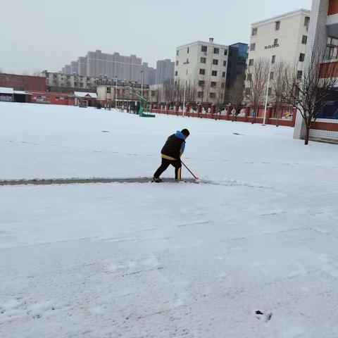 瑞雪满校园 ，护校暖意浓——五（3）班假期护校主题活动