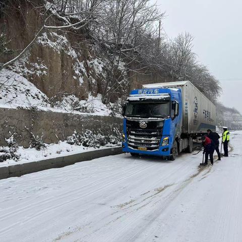 眉县交警【雪天执勤保畅通 守护回家平安路】