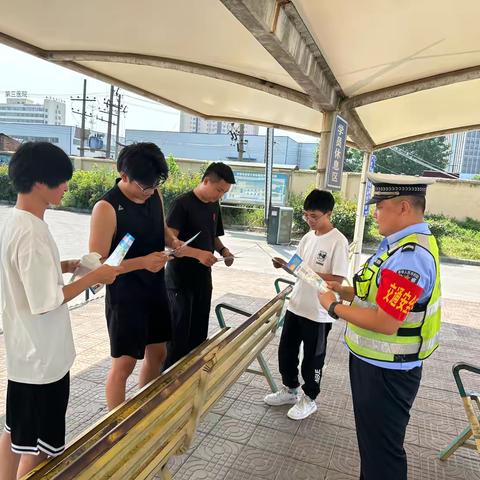 夏季行动【紧盯暑期学车潮眉县交警 走进驾校送安全】