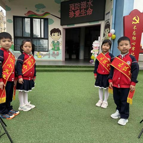 【半日相约，“幼”见美好】——龙腾幼教集团二园中班组家长开放日暨亲子涂鸦活动