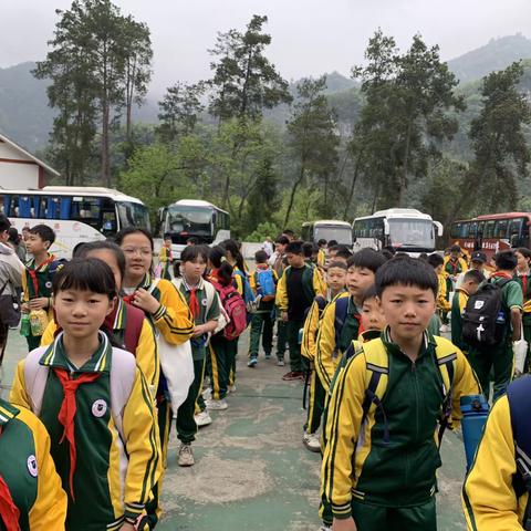铜仁市第十八小学五年级（2）班“地质科普·知行合一”九龙洞研学实践教育活动