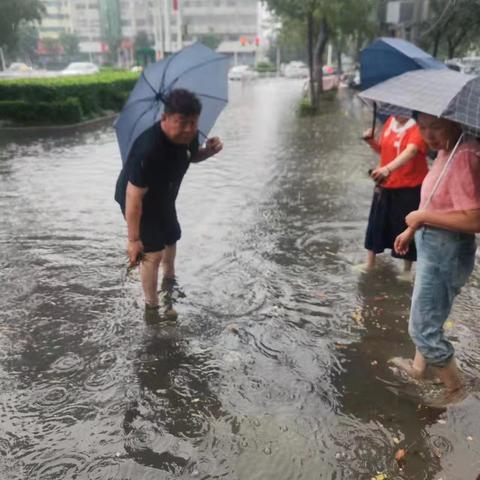 疏通清理下水道 确保汛期排水畅通