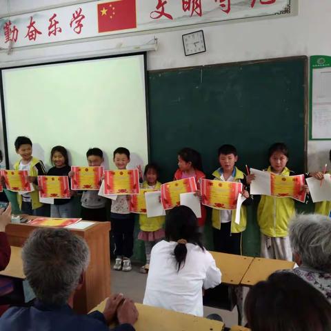 张集镇光彩小学召开2024年期中考试家长会