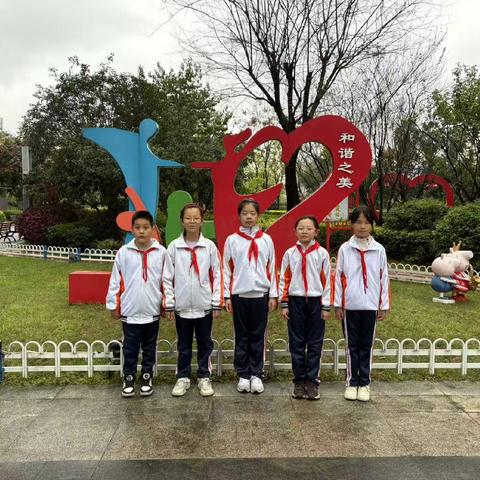 践行雷锋精神，争当文明小使者---建瓯市实验教育总校实验小学四（2）中队。
