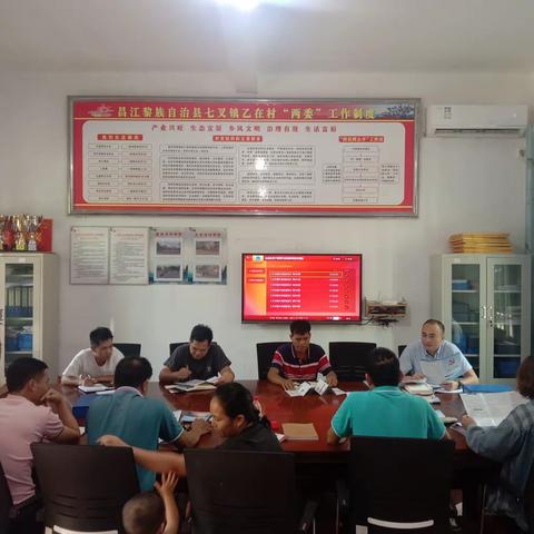 乙在村开展“信访、民法典”宣传活动