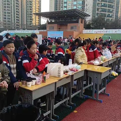 旧物遇新主，童趣暖校园 ——迎宾小学2201中队跳蚤市场开市啦！