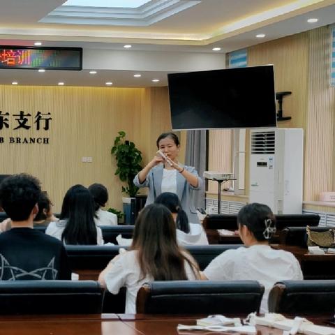 大东支行“夜校练兵”点钞培训