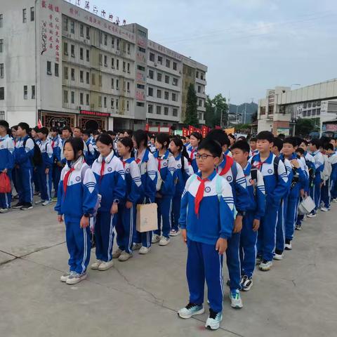 铜仁市第二十四小学“探索地质奥妙，体验劳动之美”潜龙洞研学教育实践活动纪实（六年级七班）