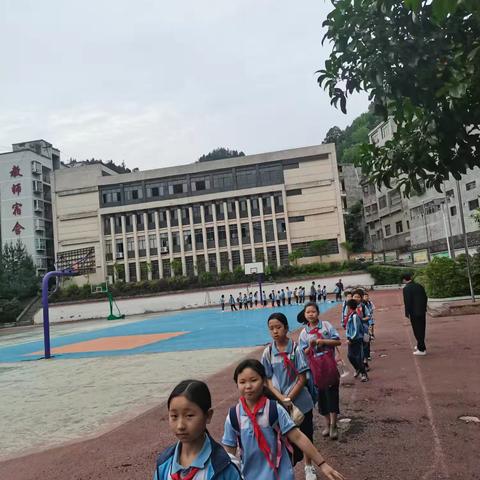 夹石镇中心完全小学四年级（2）班“追寻红色足迹，重温革命岁月”黔东革命根据地爱国教育研学实践活动纪实