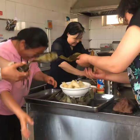 快乐端午 “粽”情吃喝——南关小学端午节午餐吃粽子喽！