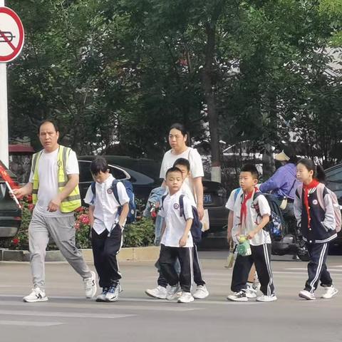 爱心护学岗，暖心伴成长