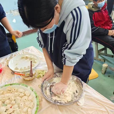 乌市第104中学 ﻿“民族团结一家亲 温情冬至暖校园”包饺子活动