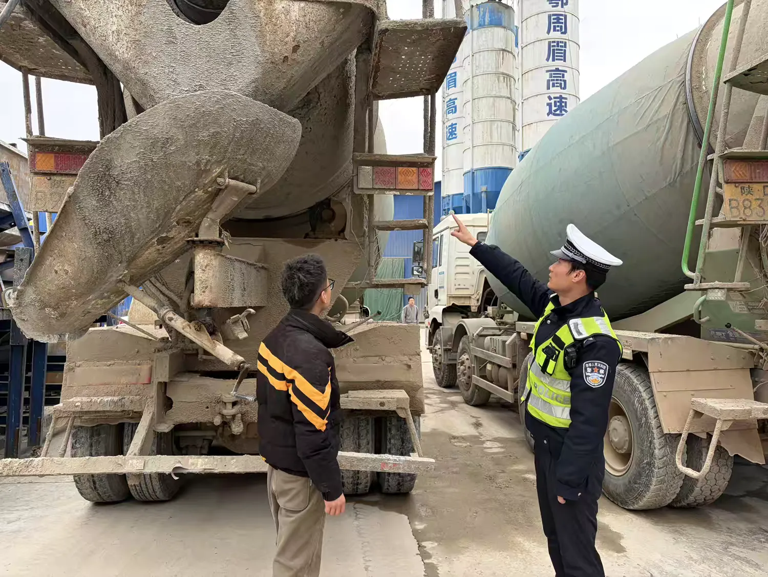 简篇-眉县交警开展“开工第一课” 筑牢复工复产交通安全防线