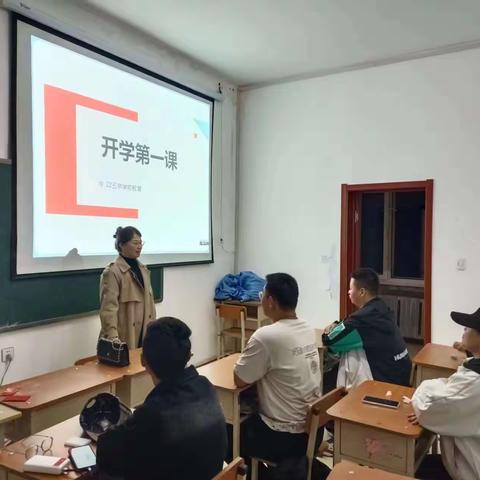 人文学院各班级开展开学第一课暨入学教育大会