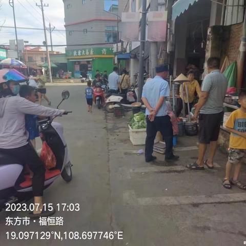 为提升我市形象，7月15日，资源规划建设行政执法大队执法人员积极开展“三创”工作。