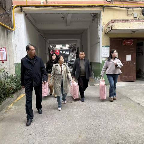 重阳慰问送关怀   致敬社区老党员