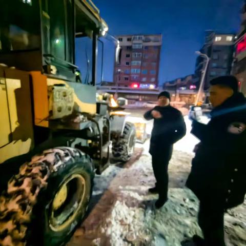 老虎台街道的雪夜暖光