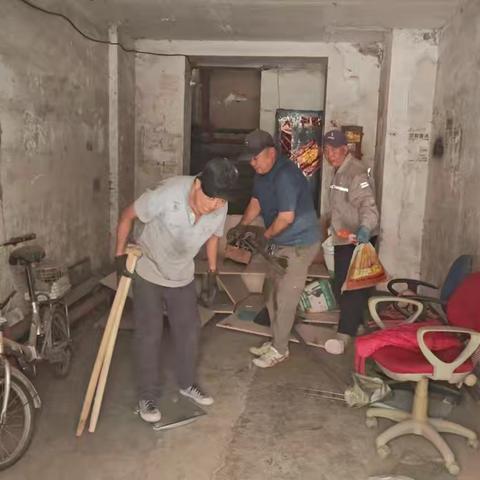 矿前社区开展楼道清理行动，畅通居民“生命通道”