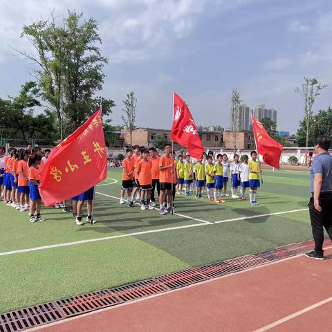 【高陵教育】高陵区崇皇井王小学“课后服务落地开花，绿茵场上赛出风采”主题校际足球友谊赛纪实