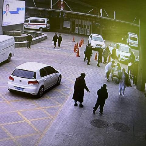 四胎宝妈紧急分娩，白衣天使筑起人墙