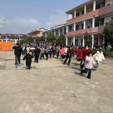 筑牢安全防线，守护成长之路——瑶田中心小学消防疏散演练