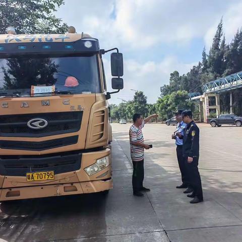 澄迈县综合行政执法局联合县公路局开展路面巡查工作