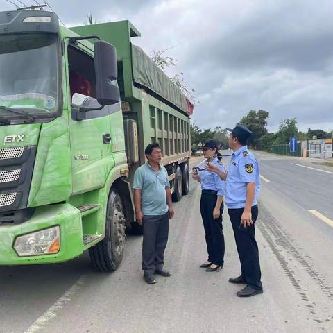 澄迈县交通运输行政执法大队联合县公路分局开展路面巡查工作