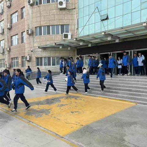 托克逊县第二中学防震减灾教育及应急疏散演练