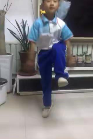 【院上镇中心小学】“让运动更精彩”之一年级体育家庭作业展示--高抬腿(一）
