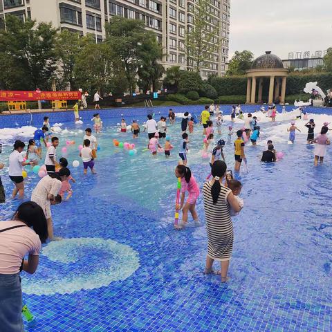 “泡沫之夏，清凉狂欢”——中济社区欢乐泡泡趴活动