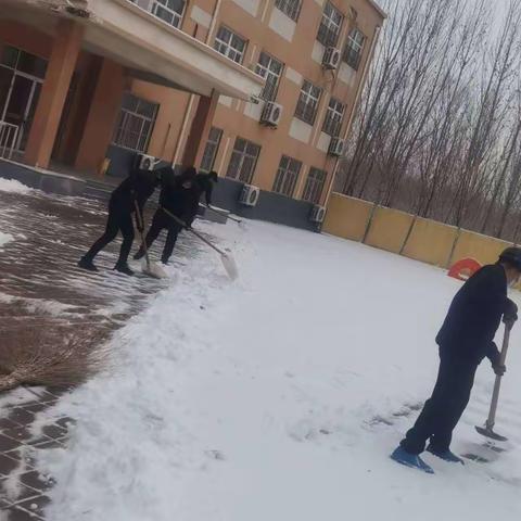 “扫雪除冰人心齐 情满校园暖人心”——冯官屯镇潘石中心小学教师除雪纪实