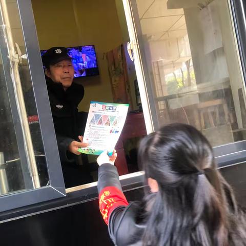 双仁府社区开展垃圾分类宣传工作