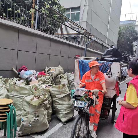 清理杂物齐动手，垃圾分类共参与