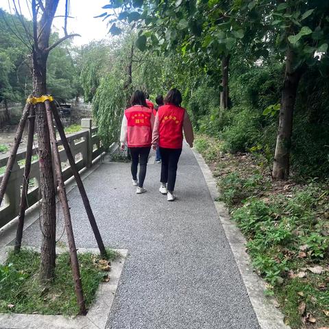 溪口社区开展民间河长巡河志愿服务活动