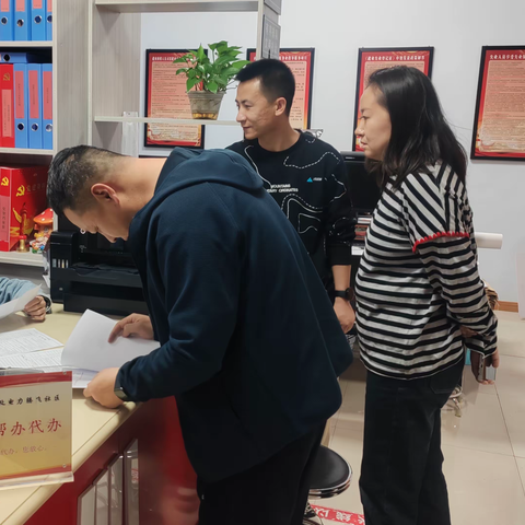 【蒙速办·呼宜办·帮办代办】敕勒川路街道电力腾飞社区为居民办理公租房业务