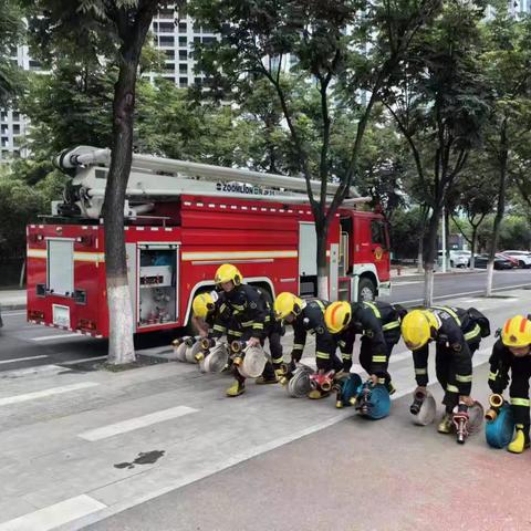 金茂九路消防救援站组织开展枪炮协同灭火操法训练