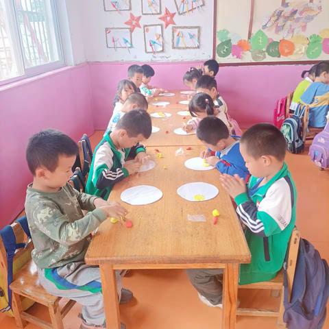 青宁幼儿园大班手工《小鸡》