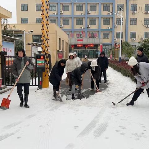 以雪为令齐上阵，扫雪除冰暖人心