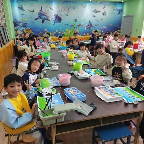 春天，山坡上开满了美丽的鲜花！ 一年级少儿美术班作业展