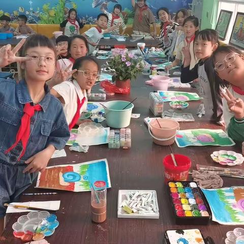 通海县秀山第二小学四年级美术班作业《蜗牛去散步》