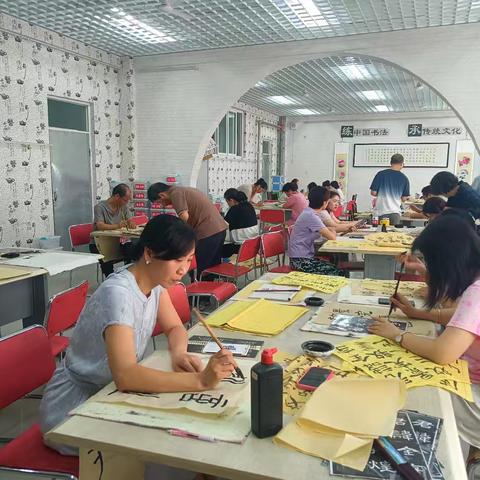 以笔绘艺，共筑教育新篇——教师毛笔字、简笔画培训活动